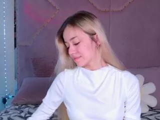Discover our girls online shows and discover the company of countless livestreamers, with stunning shapes, sex toys and more.