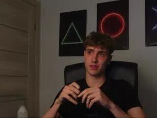 Discover our girls online shows and discover the company of countless livestreamers, with stunning shapes, sex toys and more.