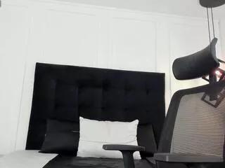 Discover our girls online shows and discover the company of countless livestreamers, with stunning shapes, sex toys and more.