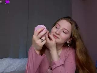 Discover our girls online shows and discover the company of countless livestreamers, with stunning shapes, sex toys and more.