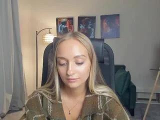 Discover our girls online shows and discover the company of countless livestreamers, with stunning shapes, sex toys and more.