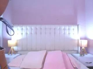 Discover our girls online shows and discover the company of countless livestreamers, with stunning shapes, sex toys and more.