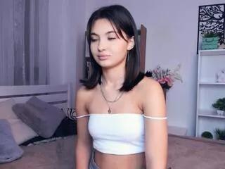 Discover our girls online shows and discover the company of countless livestreamers, with stunning shapes, sex toys and more.