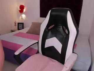 Discover our girls online shows and discover the company of countless livestreamers, with stunning shapes, sex toys and more.