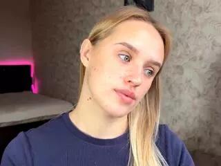 Discover our girls online shows and discover the company of countless livestreamers, with stunning shapes, sex toys and more.