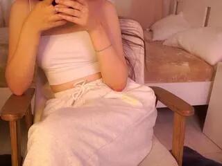 Discover our girls online shows and discover the company of countless livestreamers, with stunning shapes, sex toys and more.