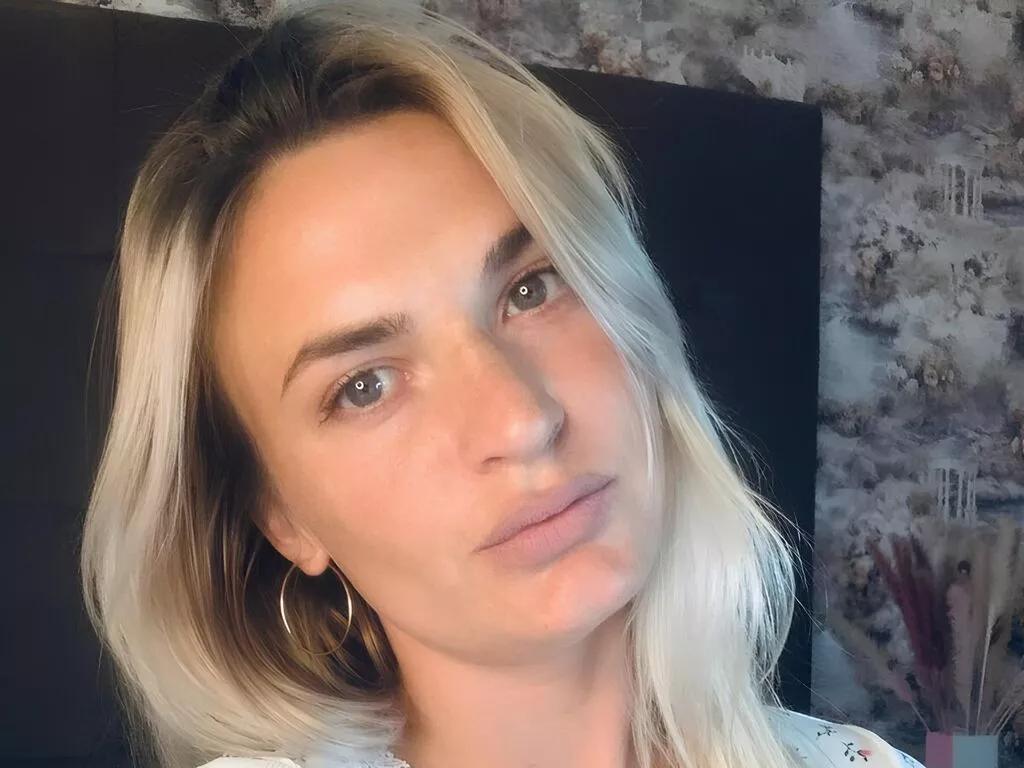EllieMaryn webcams show profile image 