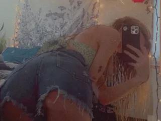 Halleheartly98 from Streamate