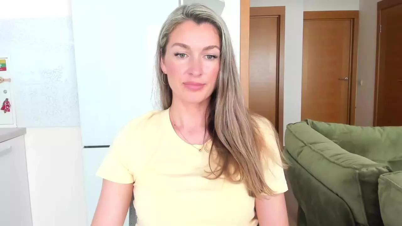 FantasticOne webcams show profile image 
