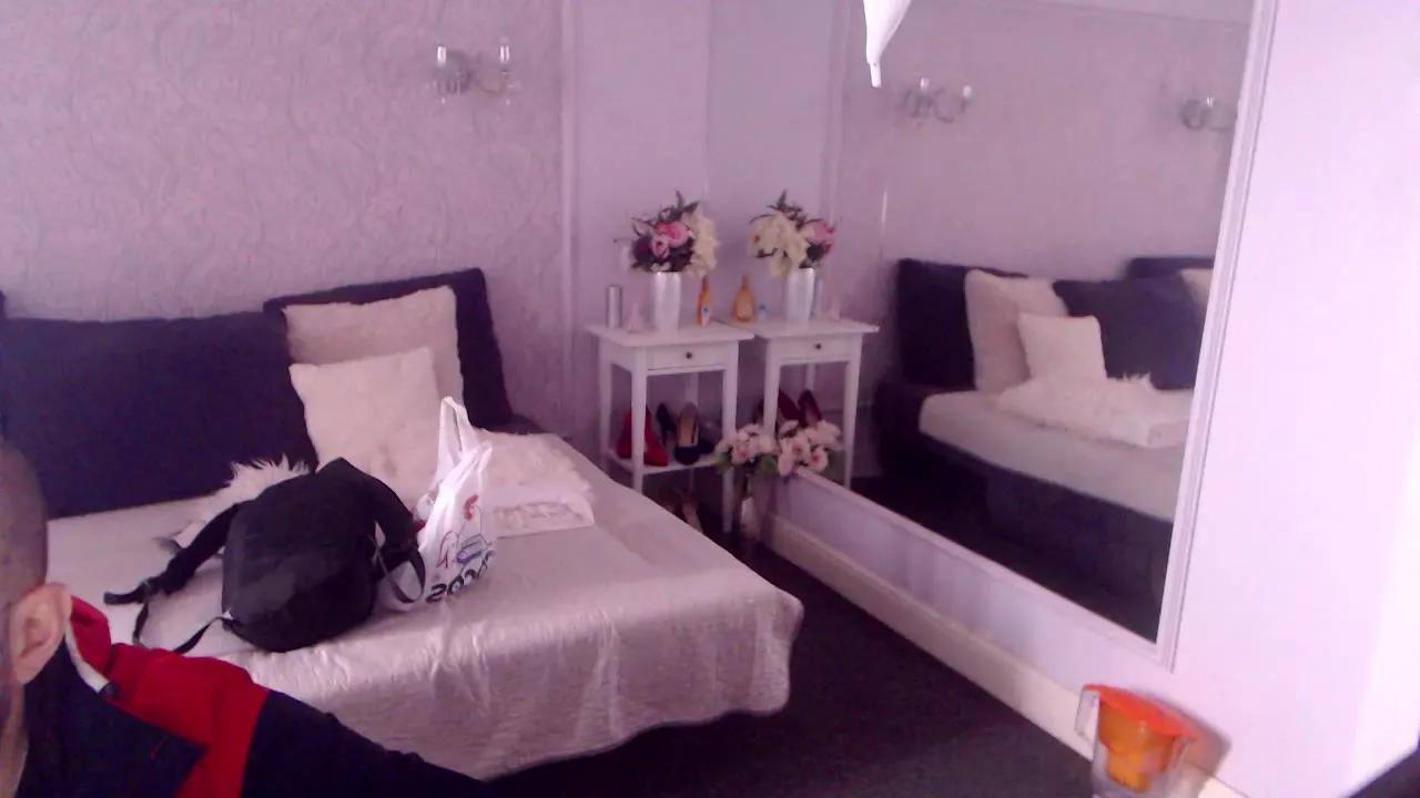 UrEyesOnMe webcams show profile image 