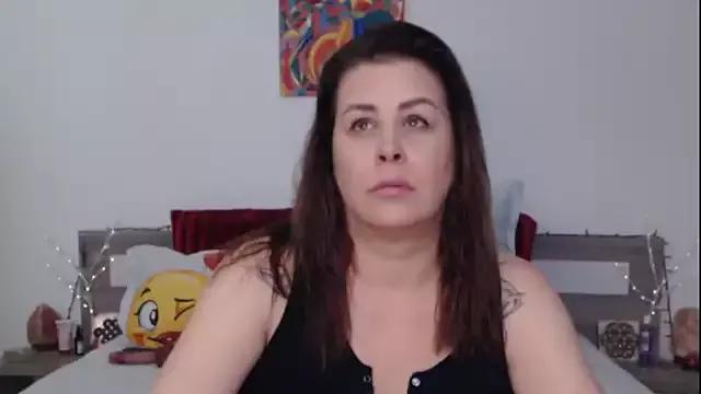Discover our girls online shows and discover the company of countless livestreamers, with stunning shapes, sex toys and more.