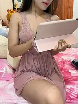 Discover our girls online shows and discover the company of countless livestreamers, with stunning shapes, sex toys and more.