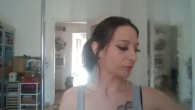 Discover our girls online shows and discover the company of countless livestreamers, with stunning shapes, sex toys and more.