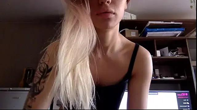 Discover our girls online shows and discover the company of countless livestreamers, with stunning shapes, sex toys and more.