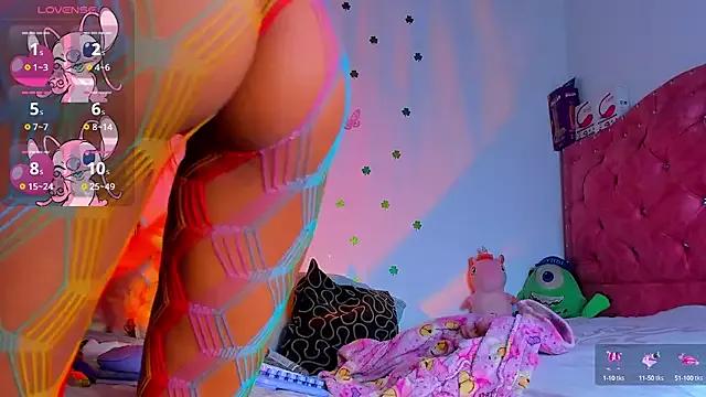 Discover our girls online shows and discover the company of countless livestreamers, with stunning shapes, sex toys and more.
