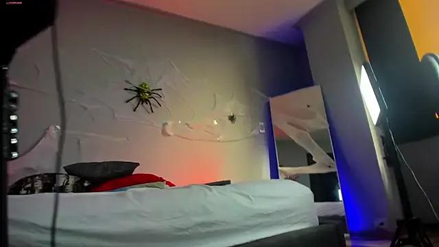 Discover our girls online shows and discover the company of countless livestreamers, with stunning shapes, sex toys and more.