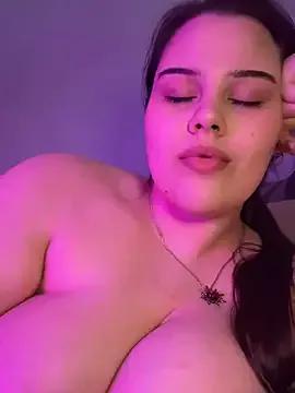 Discover our girls online shows and discover the company of countless livestreamers, with stunning shapes, sex toys and more.