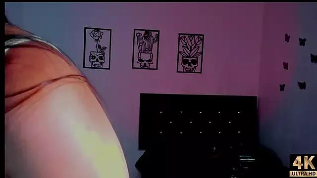 Discover our girls online shows and discover the company of countless livestreamers, with stunning shapes, sex toys and more.