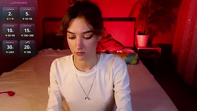 Discover our girls online shows and discover the company of countless livestreamers, with stunning shapes, sex toys and more.
