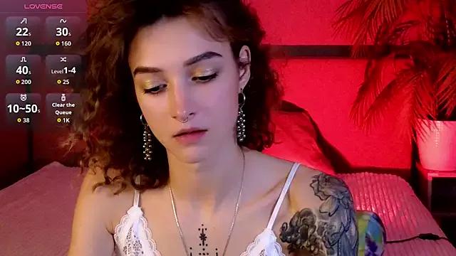 Discover our girls online shows and discover the company of countless livestreamers, with stunning shapes, sex toys and more.