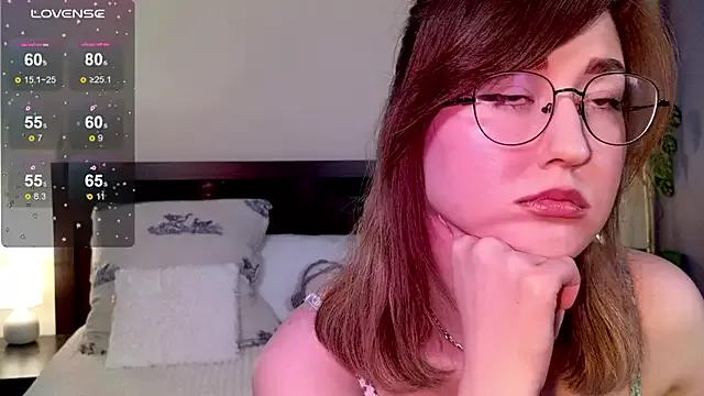 Discover our girls online shows and discover the company of countless livestreamers, with stunning shapes, sex toys and more.
