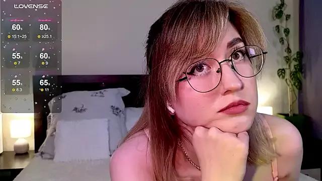 Discover our girls online shows and discover the company of countless livestreamers, with stunning shapes, sex toys and more.