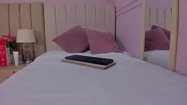 Discover our girls online shows and discover the company of countless livestreamers, with stunning shapes, sex toys and more.