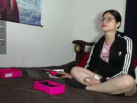 Discover our girls online shows and discover the company of countless livestreamers, with stunning shapes, sex toys and more.