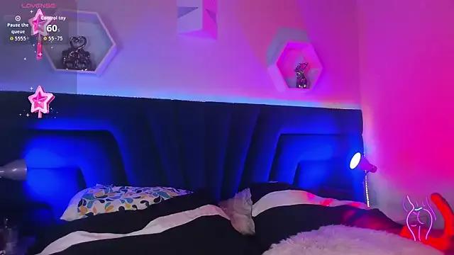 Discover our girls online shows and discover the company of countless livestreamers, with stunning shapes, sex toys and more.