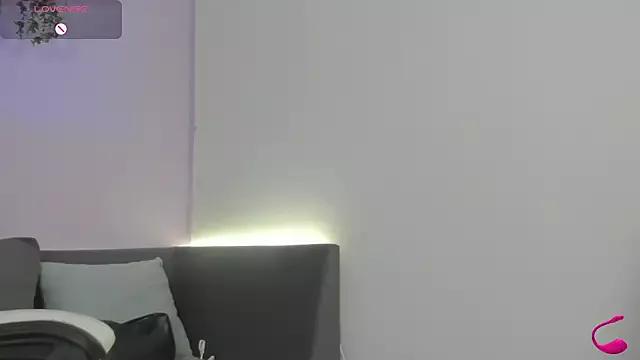 Discover our girls online shows and discover the company of countless livestreamers, with stunning shapes, sex toys and more.