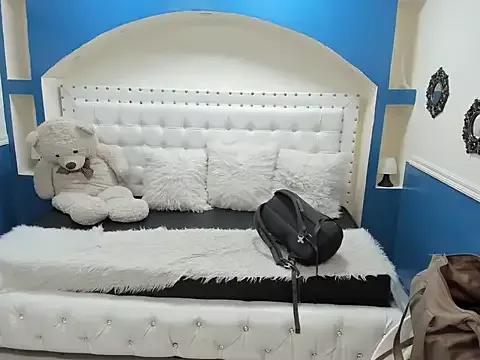 Discover our girls online shows and discover the company of countless livestreamers, with stunning shapes, sex toys and more.