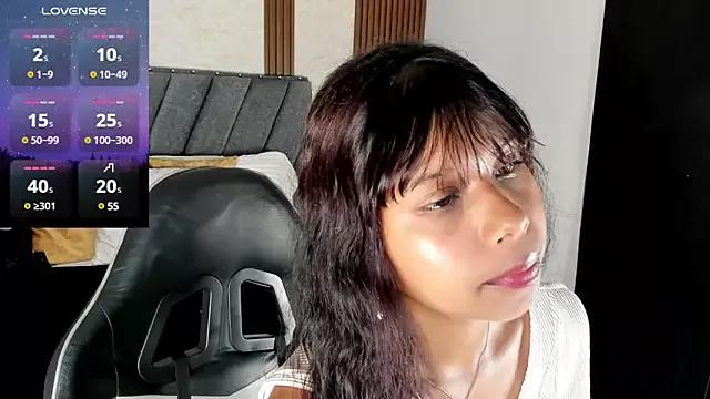 Discover our girls online shows and discover the company of countless livestreamers, with stunning shapes, sex toys and more.