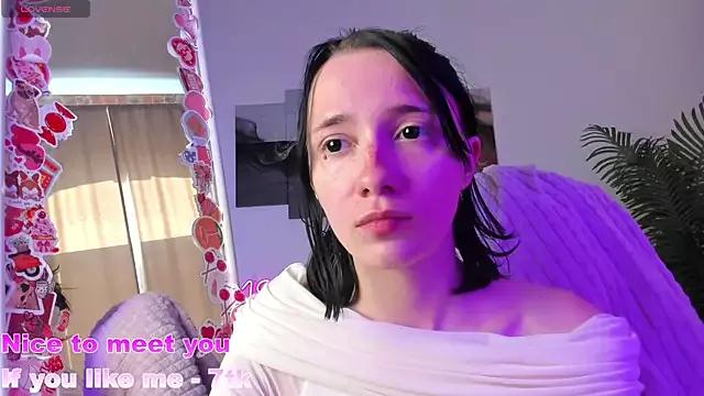 Discover our girls online shows and discover the company of countless livestreamers, with stunning shapes, sex toys and more.