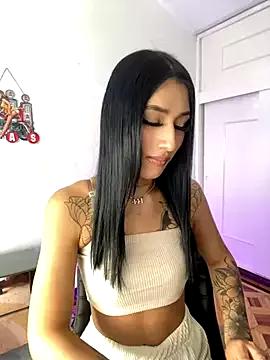 Discover our girls online shows and discover the company of countless livestreamers, with stunning shapes, sex toys and more.