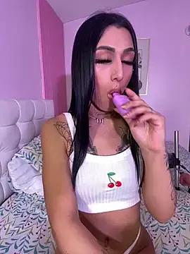 Discover our girls online shows and discover the company of countless livestreamers, with stunning shapes, sex toys and more.