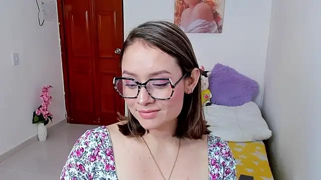Discover our girls online shows and discover the company of countless livestreamers, with stunning shapes, sex toys and more.