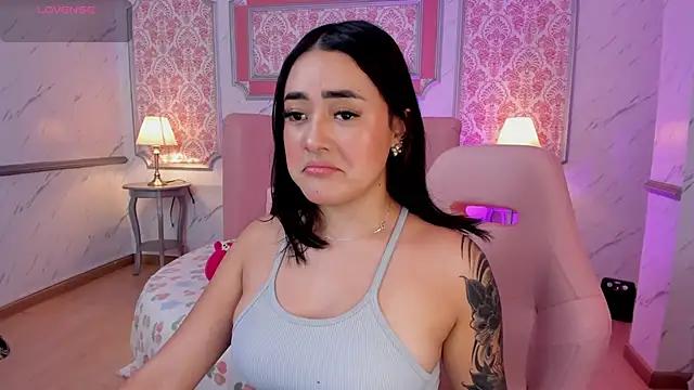 _EmmaAdamms from StripChat
