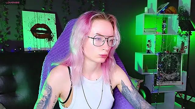 Discover our girls online shows and discover the company of countless livestreamers, with stunning shapes, sex toys and more.