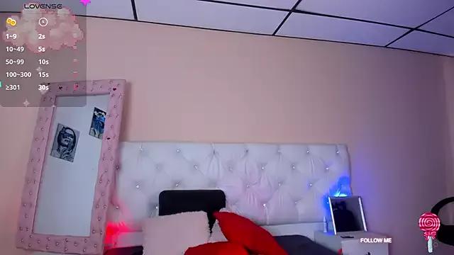 Discover our girls online shows and discover the company of countless livestreamers, with stunning shapes, sex toys and more.