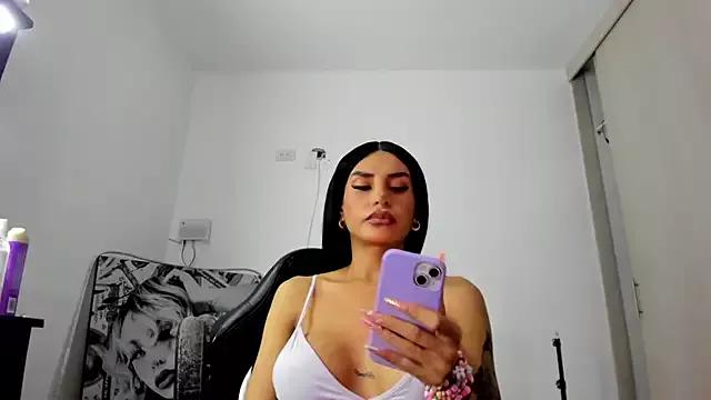 Discover our girls online shows and discover the company of countless livestreamers, with stunning shapes, sex toys and more.