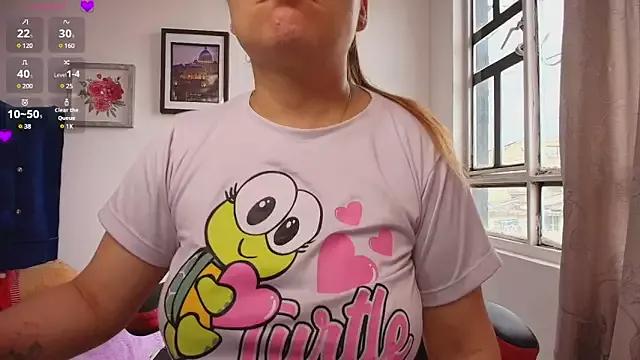 Discover our girls online shows and discover the company of countless livestreamers, with stunning shapes, sex toys and more.