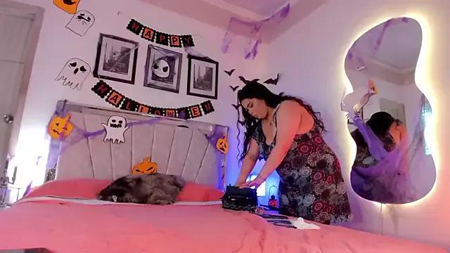 Discover our girls online shows and discover the company of countless livestreamers, with stunning shapes, sex toys and more.