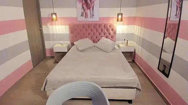 Discover our girls online shows and discover the company of countless livestreamers, with stunning shapes, sex toys and more.