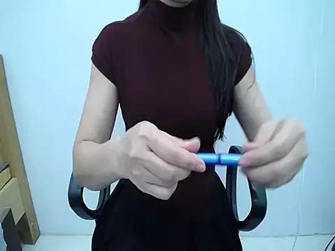 Discover our girls online shows and discover the company of countless livestreamers, with stunning shapes, sex toys and more.