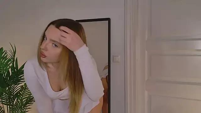 Discover our girls online shows and discover the company of countless livestreamers, with stunning shapes, sex toys and more.