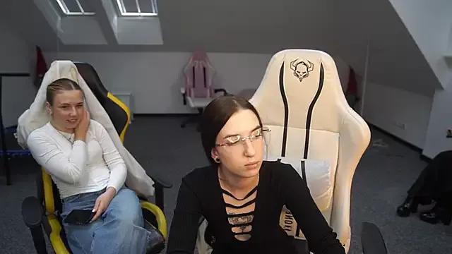 Discover our girls online shows and discover the company of countless livestreamers, with stunning shapes, sex toys and more.