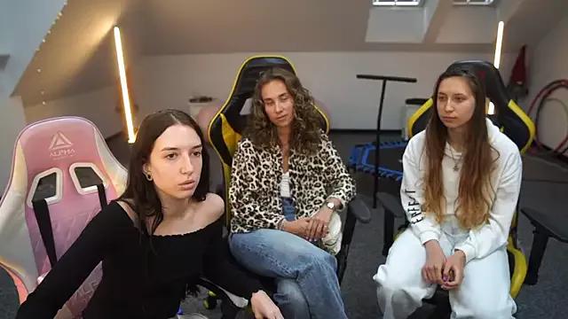 Discover our girls online shows and discover the company of countless livestreamers, with stunning shapes, sex toys and more.