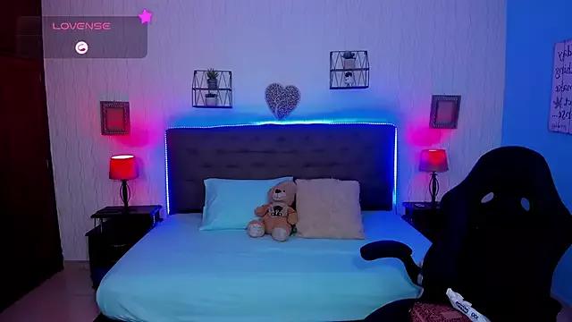 Discover our girls online shows and discover the company of countless livestreamers, with stunning shapes, sex toys and more.