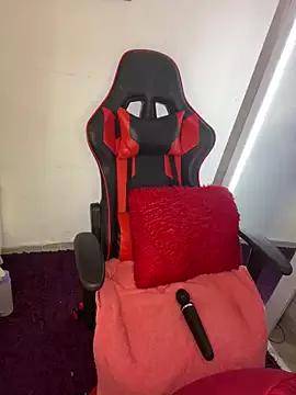 Discover our girls online shows and discover the company of countless livestreamers, with stunning shapes, sex toys and more.