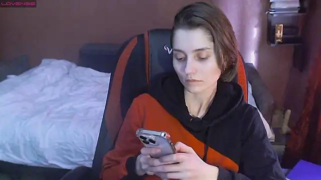 Discover our girls online shows and discover the company of countless livestreamers, with stunning shapes, sex toys and more.